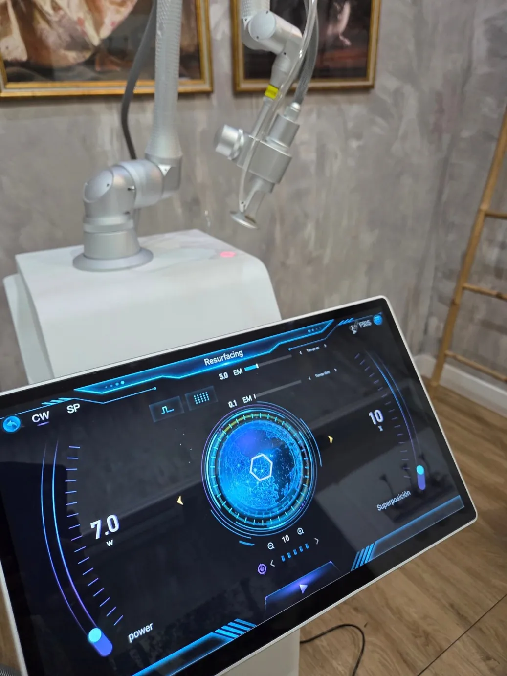 800 Fractional CO₂ en una sala, con el brazo articulado y la pantalla en modo Resurfacing