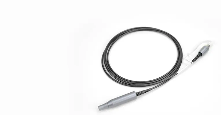 Fibra óptica enrollada con su conector