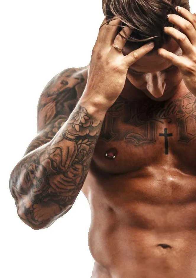 Hombre con tatuajes en brazos y torso